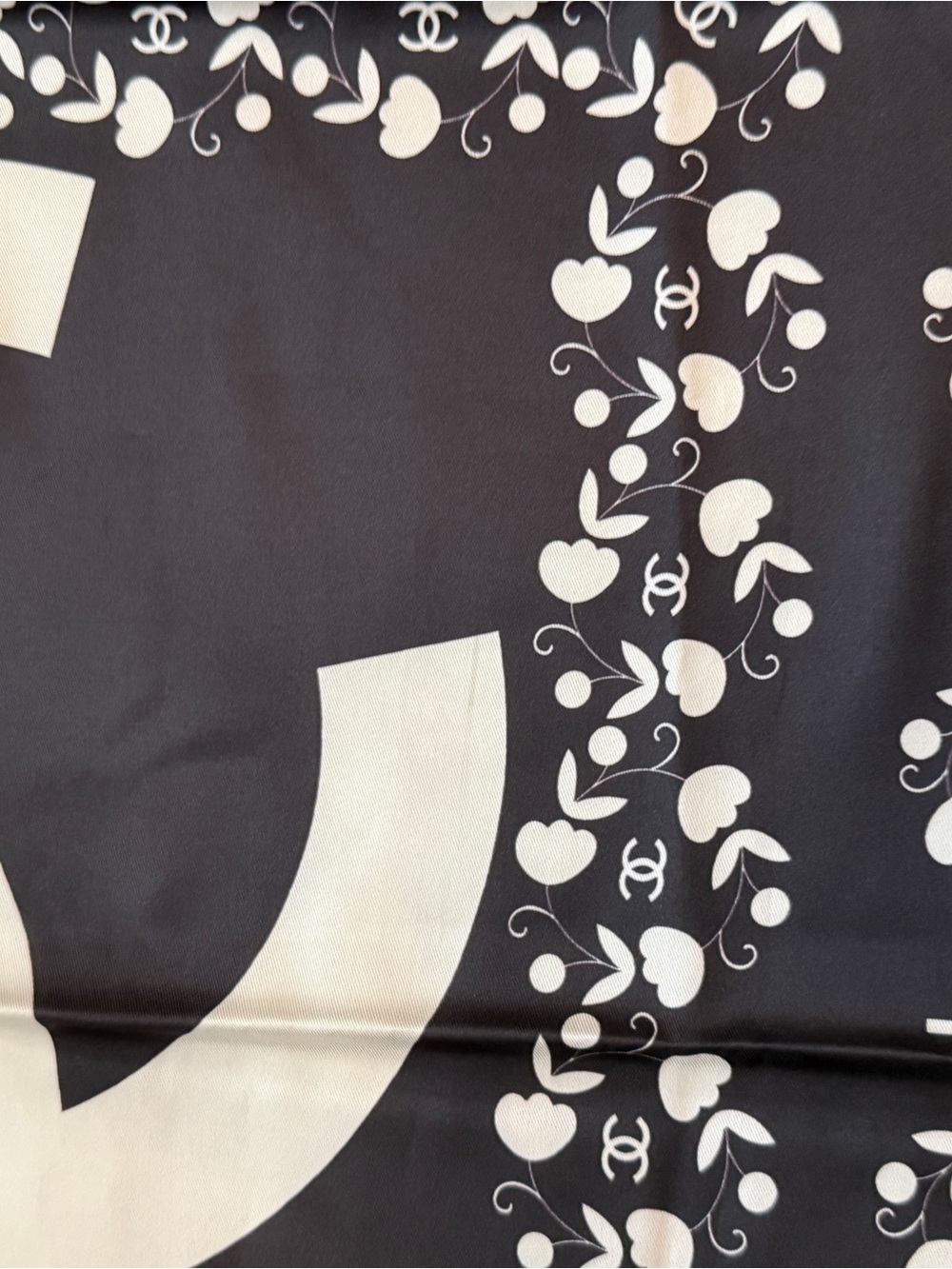 100% Silk 90cm Black & White Interlocking CC Silk Scarf - Picture 7 of 9